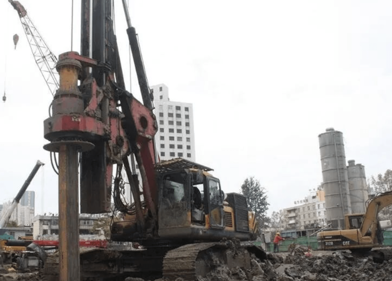 Read more about the article Efficient Drilling Techniques for Different Soil Layers: A Comprehensive Guide for Rotary Drilling Machines